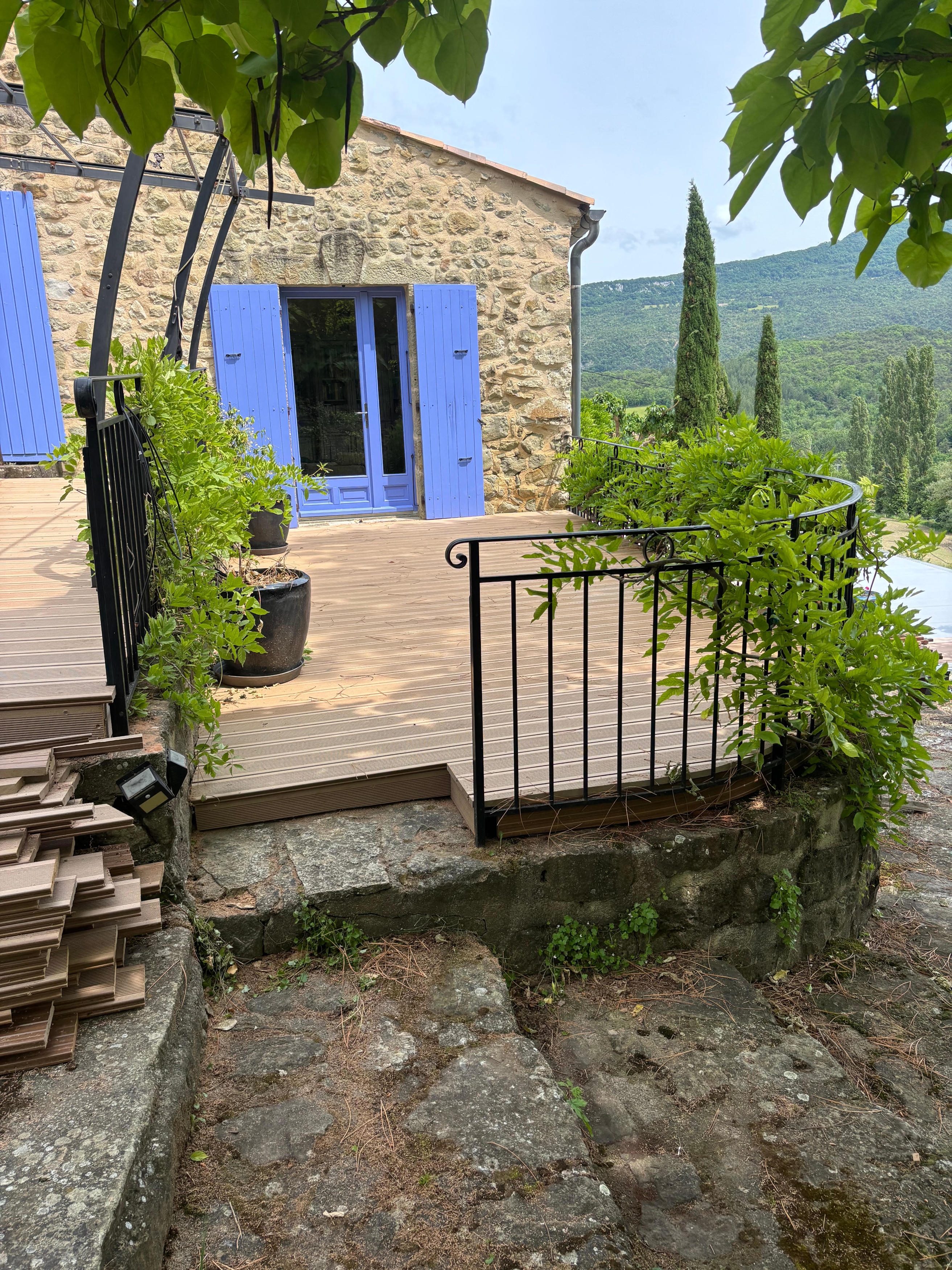 Lames striées ou lisses pour votre terrasse bois