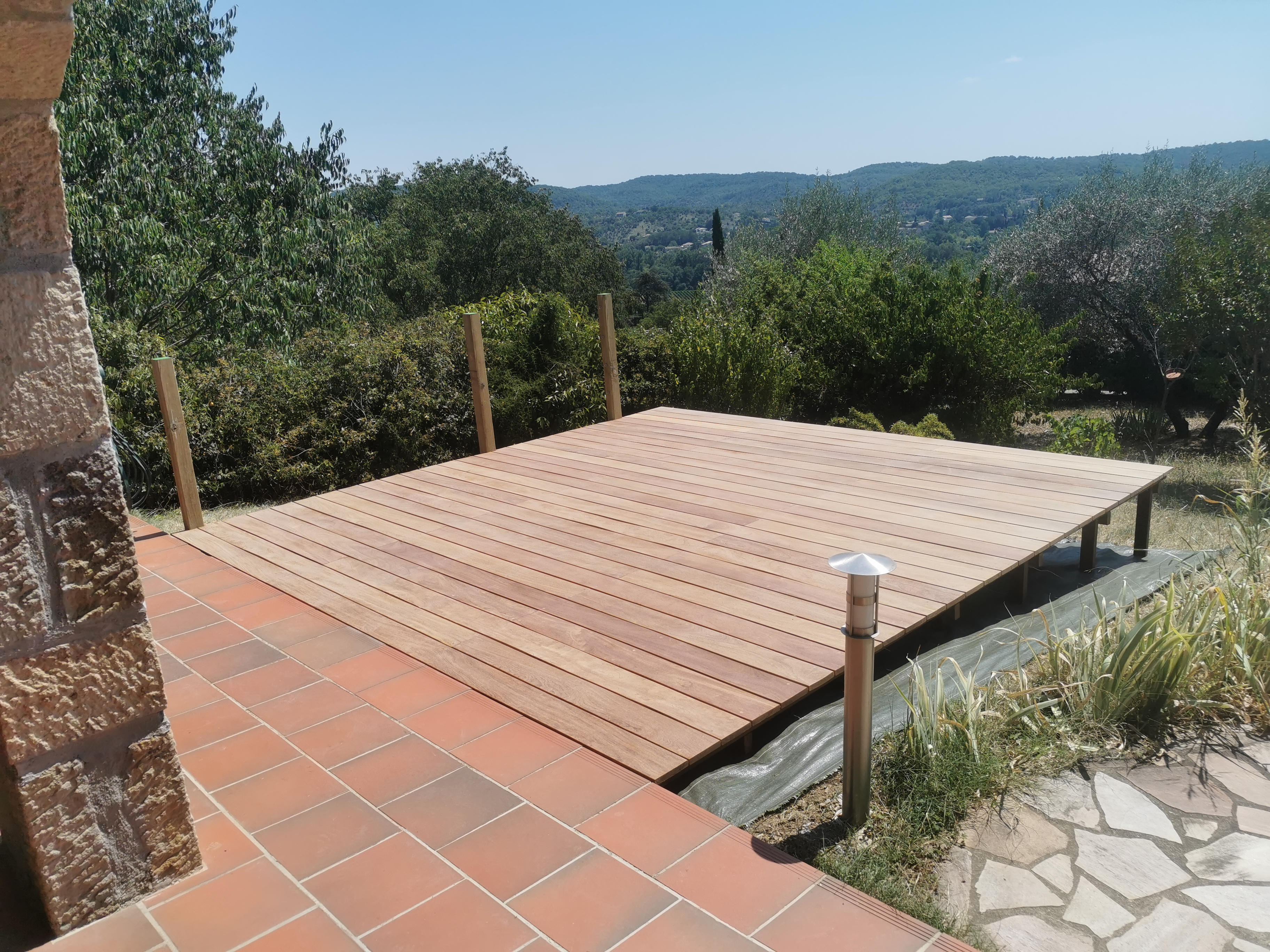Une terrasse bois sur sol en pente